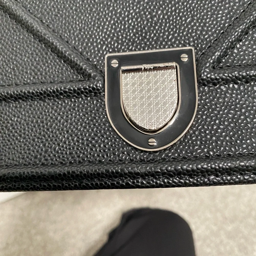 25cm 2.55 c d lady black genuine leather embossed chain handbag - Picture 3 of 10